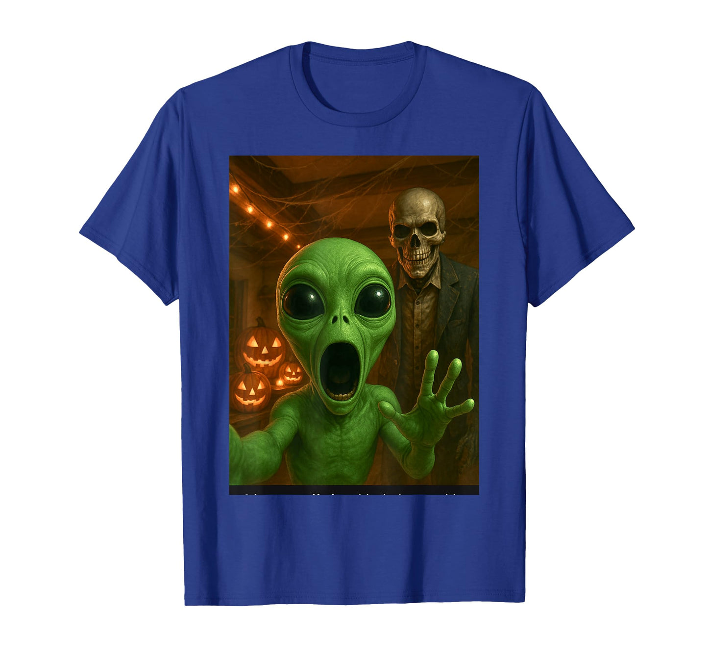 Scared Alien Selfie with Skeleton Funny Halloween Outfit T-Shirt